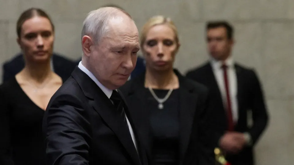 По данным собеседников, власти рассматривают вариант введения военного положения и других жестких мер после сентябрьских выборов — в качестве ответа на возможные неудачи на фронте и падение набора в армию.