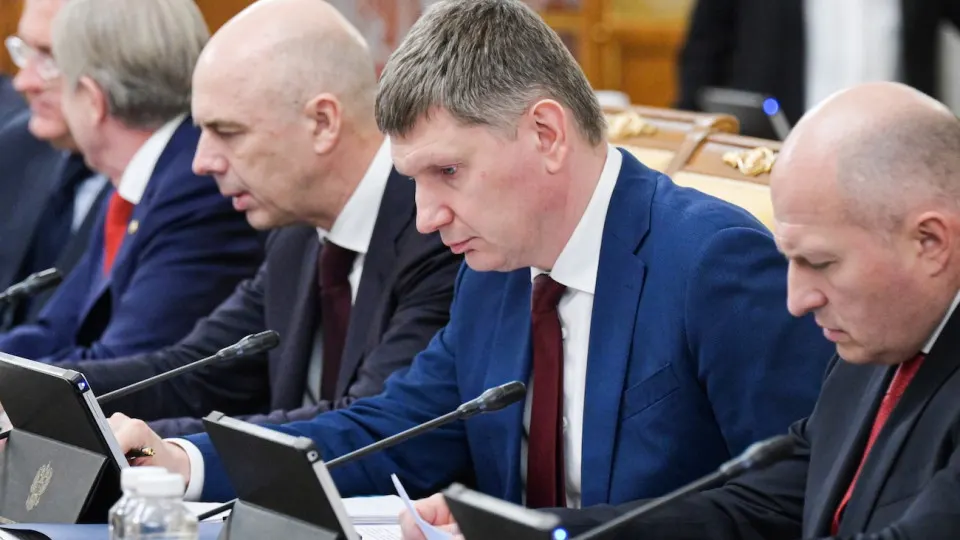 По оперативным данным Минэкономразвития ВВП России по итогам января–мая вырос всего на 0,2%; при этом наблюдается сильная сегментация — Москва показывает заметный рост, в то время как большая часть экономики фактически стагнирует или в рецессии.