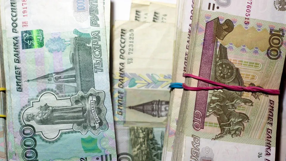 В первой половине июля объём наличных в обращении вырос на 513 млрд рублей. Одновременно растёт доля проблемных кредитов, а банки увеличивают заимствования у Центробанка через операции репо.