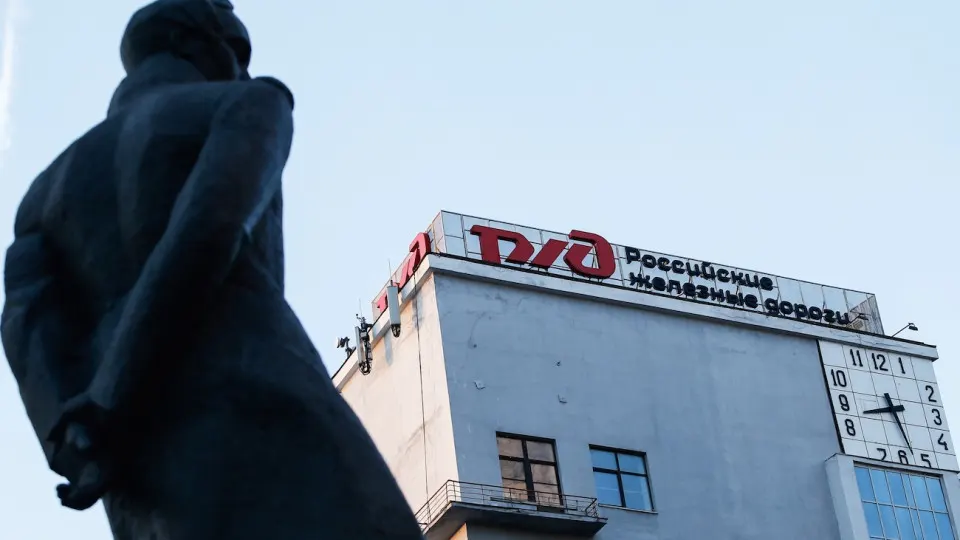 Правительство решило опередить плановое повышение тарифов РЖД и ввести очередную индексацию уже 1 октября: это должно помочь покрыть дефицит и часть долгов монополии. Компания сокращает расходы и персонал после существенного падения прибыли и перевозок.