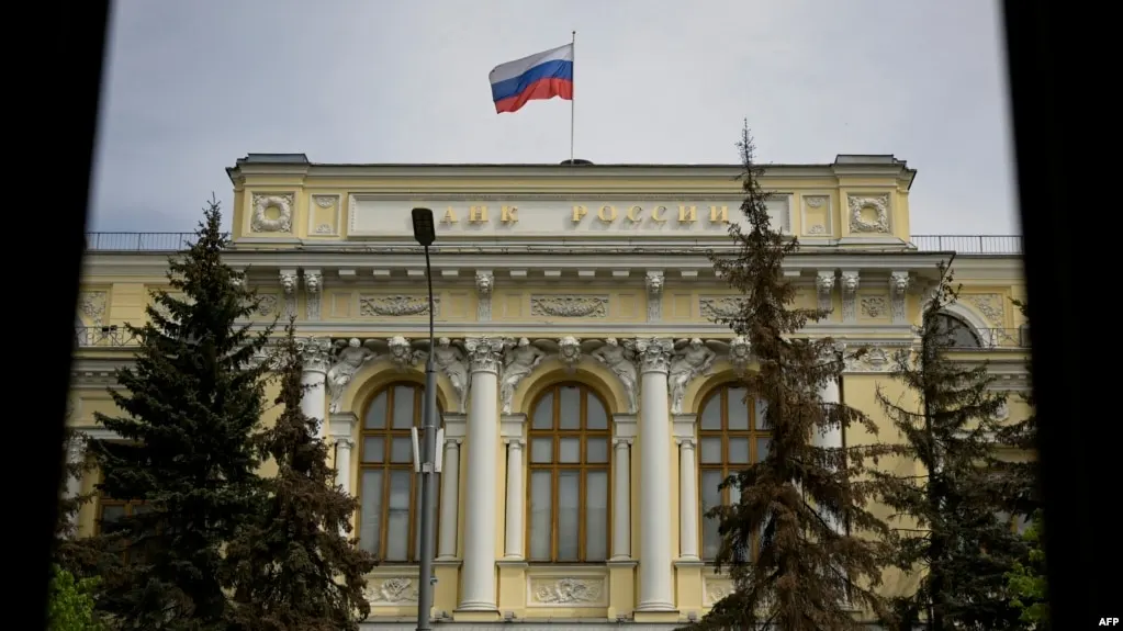 Банк России включил Bitcoin, Ethereum и Tether USDT в перечень активов, доступных на рынках; введены лимиты для неквалифицированных инвесторов и требования к тестированию рисков; закон о цифровых валютах вступит в силу в 2026 году.