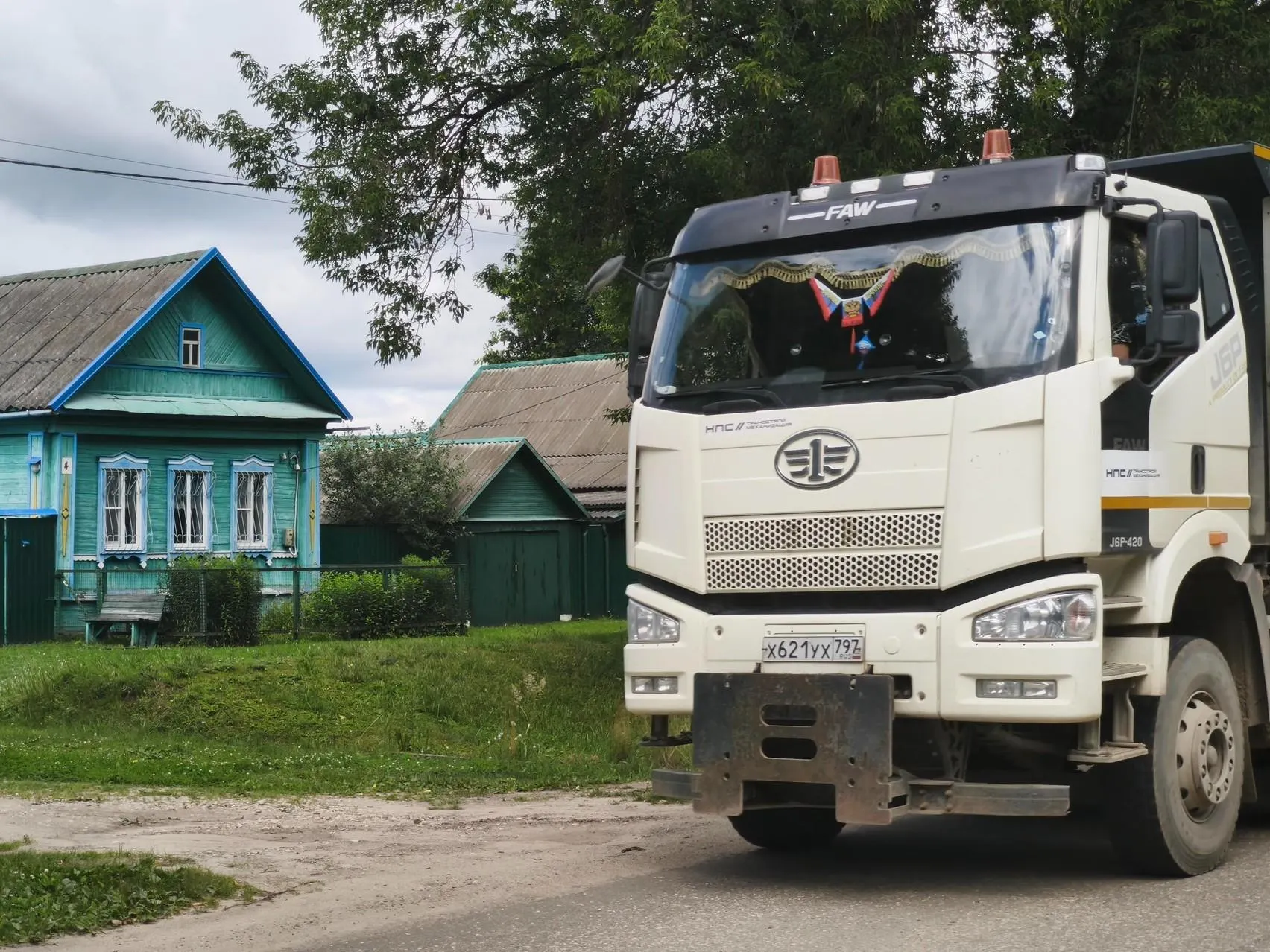 Часть домов изъята, жители приспосабливаются к жизни рядом с тяжёлым транспортом и приближением поездов к домам.
