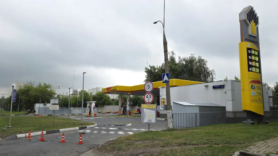 Из-за кризиса на рынке топлива сотни заправок прекращают работу, что вызывает дефицит и рост цен по регионам.