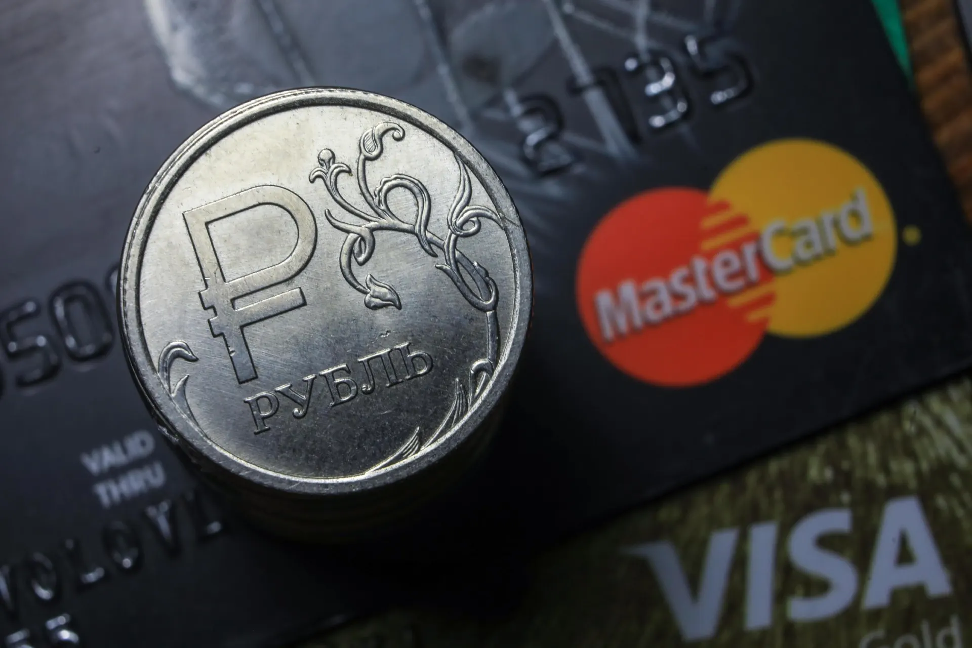 Граждане сталкиваются с трудностями при оплате картами Visa и Mastercard и через систему быстрых платежей.
