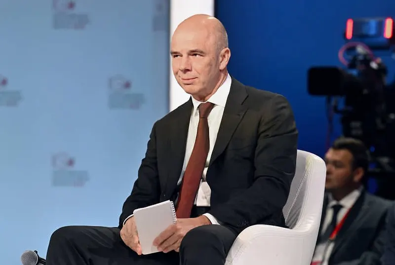 Министерство финансов заявило, что бюджет обеспечивает необходимые ресурсы, а обязательства будут выполнены. На начало 2026 года дефицит бюджета составил около 6,46 трлн рублей (примерно 2,8% ВВП).