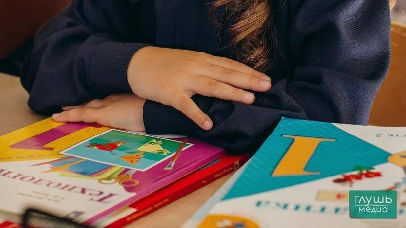Обсуждается возможность упрощения зачисления детей без постоянной регистрации через подтвержденный договор аренды и официальный трудовой договор родителей, при наличии свободных мест.