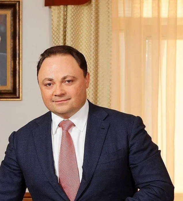 Минобороны получил контроль над Востокцементом и рядом связанных активов цементной отрасли. Оформление сделки — как имущественный взнос; ранее упоминались дела о коррупции и злоупотреблениях должностными полномочиями.