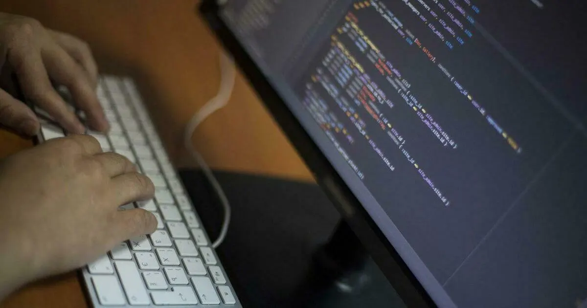 Мошенники под видом официальной политики призывают учителей зарегистрироваться на фишинговой платформе, чтобы похитить личные данные.