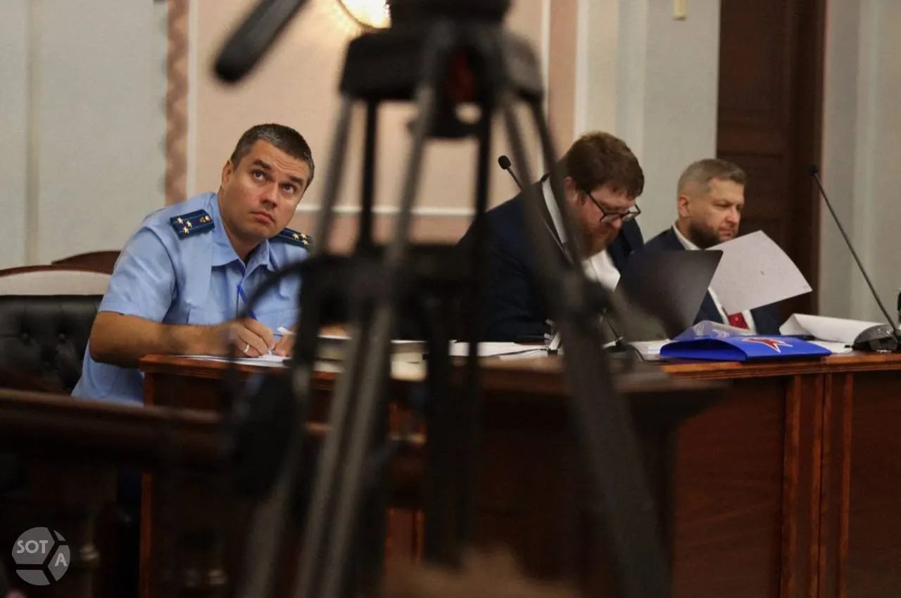 Прокурор поддержал часть иска о снятии партии «Яблоко» с выборов, сославшись на нарушения в авторском праве и данные финансового мониторинга. Суду переданы материалы Росфинмониторинга, однако доказательства возврата средств не представлены. Дело переходит к прениям.