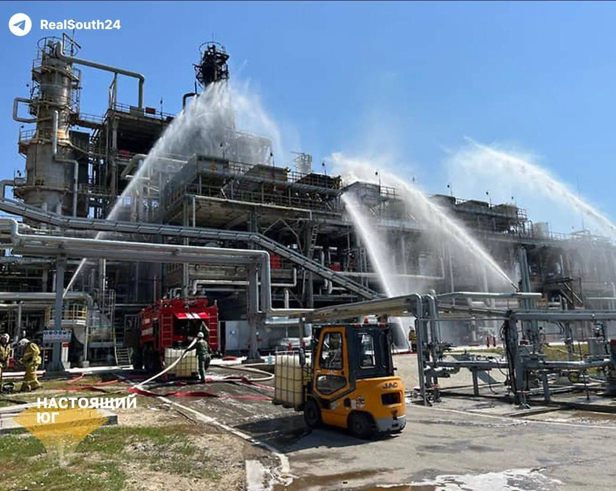 Август стал тяжёлым месяцем для нефтепереработки: атаки на заводы снизили выпуск бензина, цены растут, власти вводят ограничения и регулируют рынок.