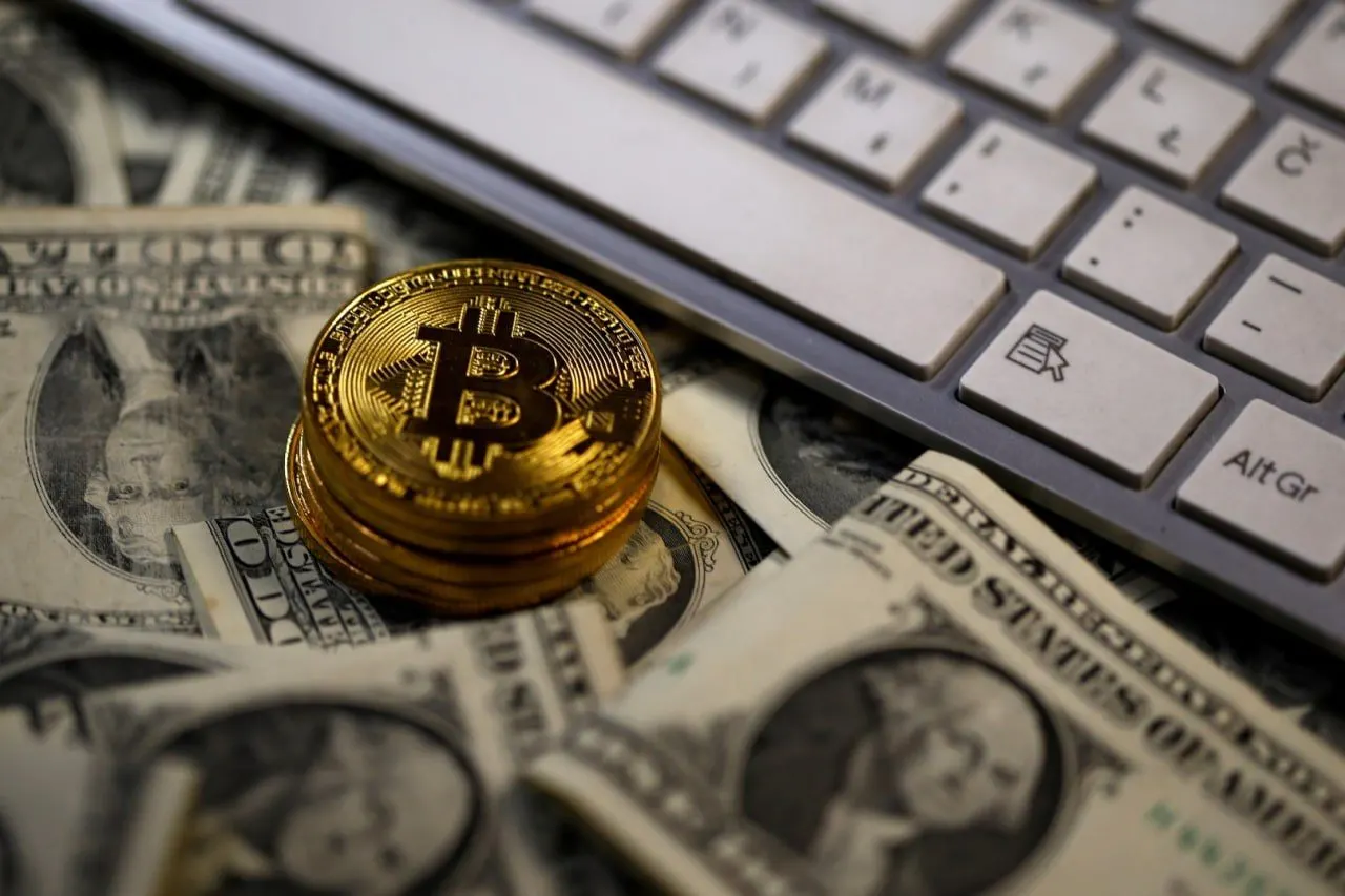Правозащитники сообщают о сотрудничестве криптобиржи Binance с российскими силовыми органами в рамках дела против IT-специалиста по обвинениям в финансировании терроризма; речь идёт о трансграничных переводах и расследовании.