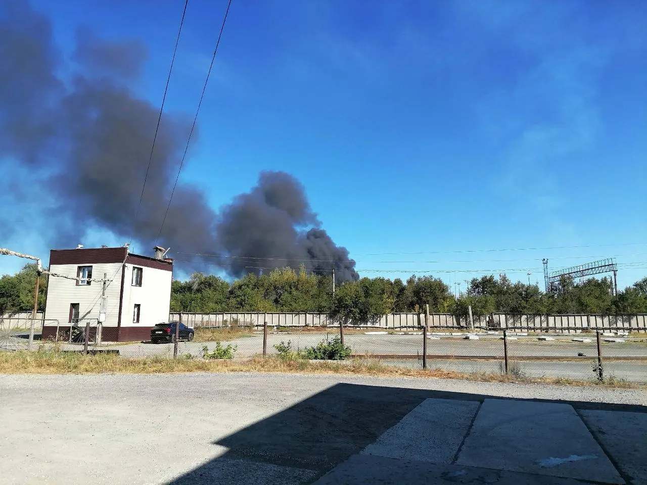 Жителям советуют оставаться дома, укрываться и не подходить к окнам; возможны перебои в связи. Цель атаки — Орский НПЗ, город Орск и соседние регионы под угрозой.
