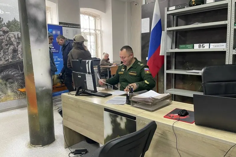 Официальные лица опровергли слухи о мобилизации; данные Минобороны за полугодие 2026 года свидетельствуют об отсутствии планов призыва, а эксперты отмечают давление на общество.