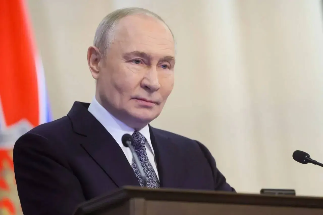 Президент поздравил десантников, отметил их мужество и решительность в ходе специальной военной операции и выразил уверенность в дальнейшем вкладе ВДВ в оборону страны.