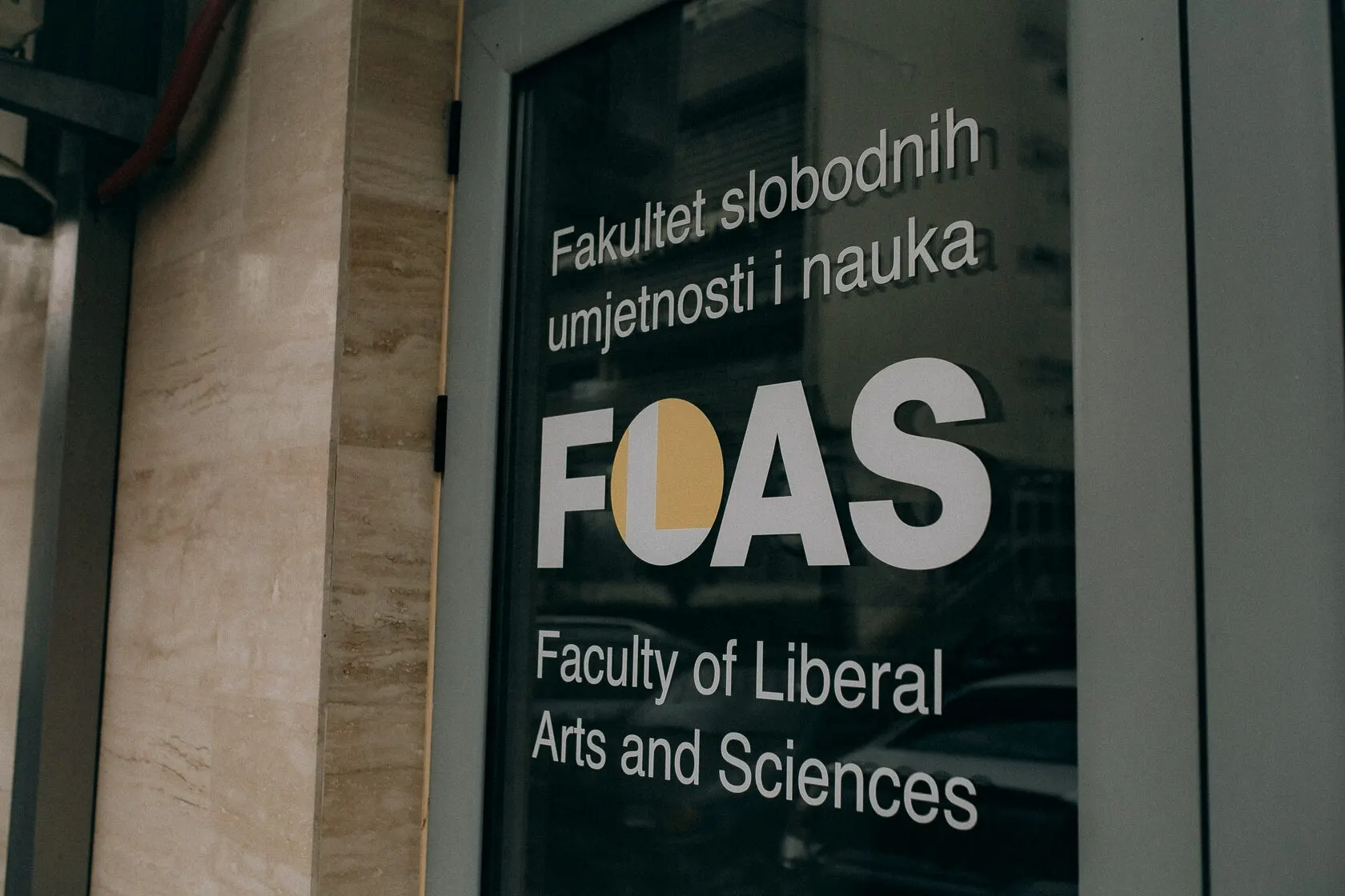 Минюст включил независимое учебное учреждение FLAS в реестр нежелательных организаций; вместе с ним в списке оказалась норвежская Pikene на Broen. Руководители факультета обещают меры безопасности и продолжение обучения в новых условиях.