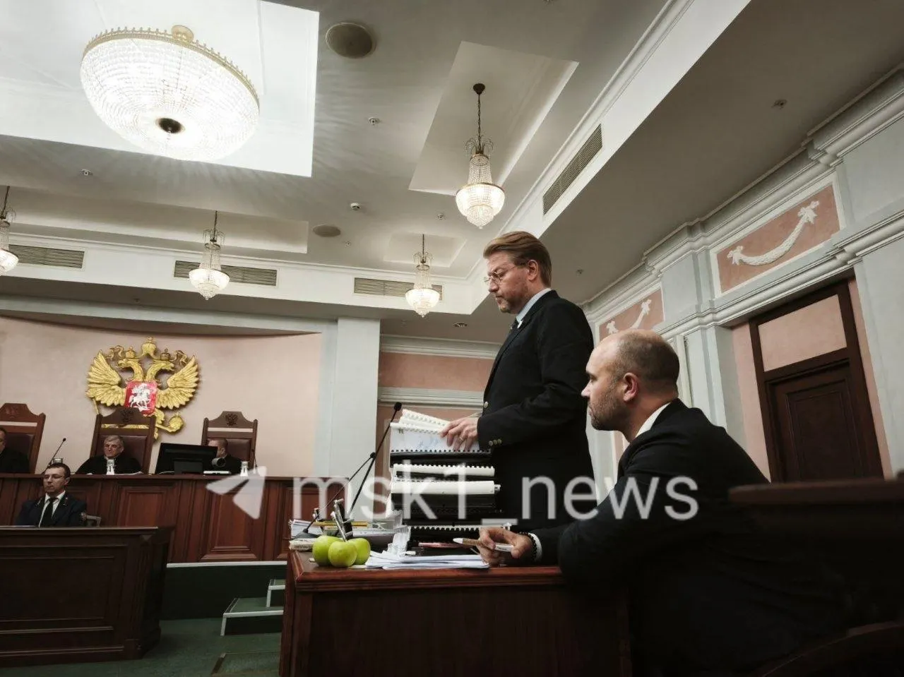 Юрист партии Яблоко предложил привлечь к делу человека, подготовившего документ Росфинмониторинга; представители других политических сил назвали это попыткой затянуть процесс; ЦИК заявил об отсутствии оснований для восстановления партии.