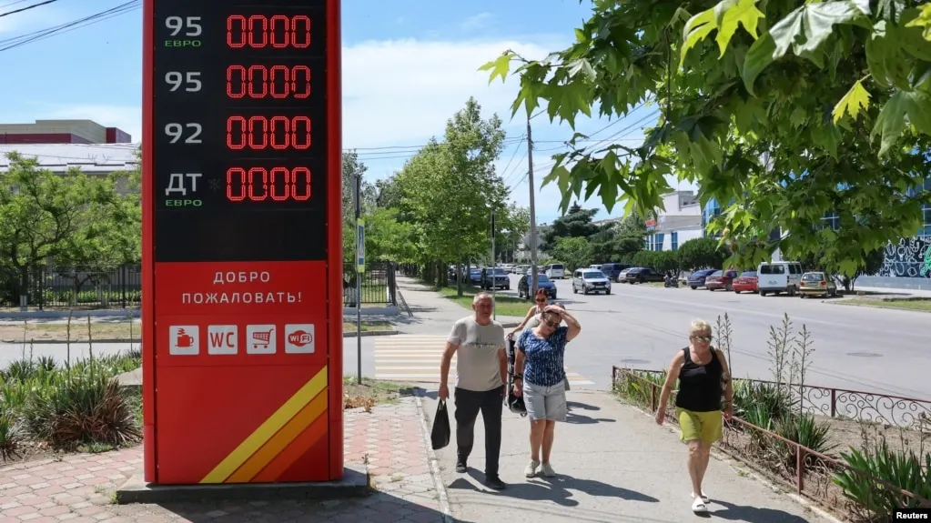 В Геленджике и близлежащих населённых пунктах закончились запасы бензина; очереди на АЗС и ограничения на продажу заметно распространены по регионам России.