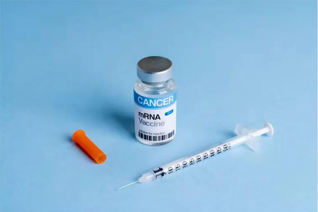 Компании Moderna и Merck сообщают о положительных результатах тестирования персонализированной мРНК‑вакцины против меланомы. Рынок отреагировал ростом акций, а правительство добавило подобные терапии в базовую госпрограмму медицинского страхования.