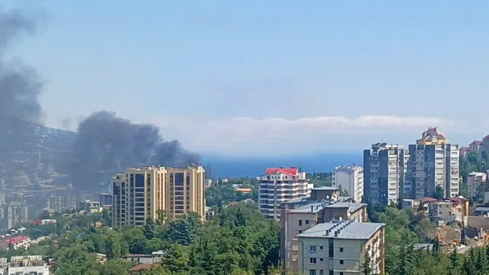 По данным мониторинговых каналов, Украина нанесла удар по побережью Ялты с применением беспилотников, что спровоцировало пожар и призыв к эвакуации в окрестностях набережной.
