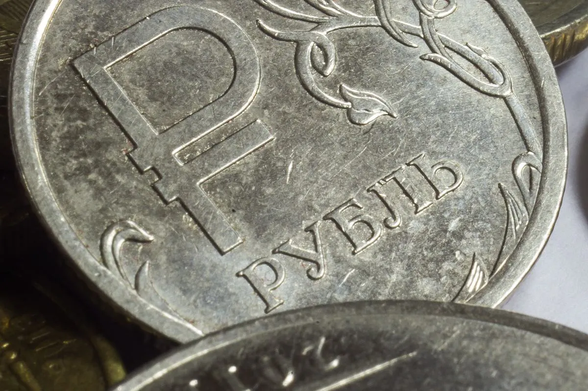 Минимальный размер оплаты труда в 2027 году прогнозируется на уровне 28 935 рублей, а к 2030 году планируется довести МРОТ до 35 тысяч.
