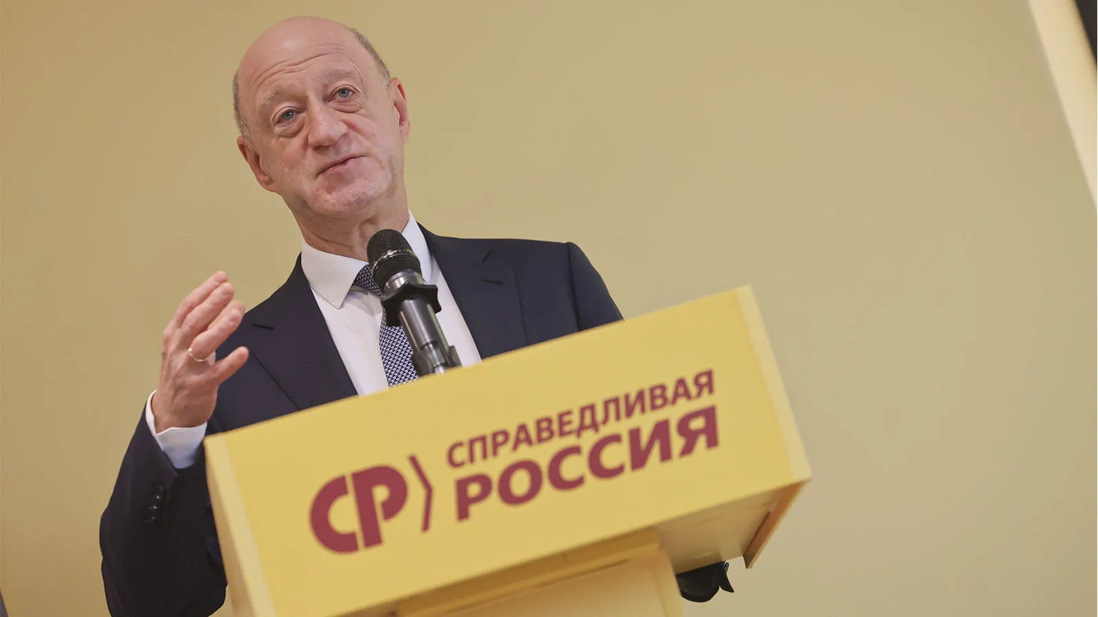 После травмы Миронова обсуждают возможную смену лидера и формирование новой фракции; в партии идут переговоры и борьба за власть.