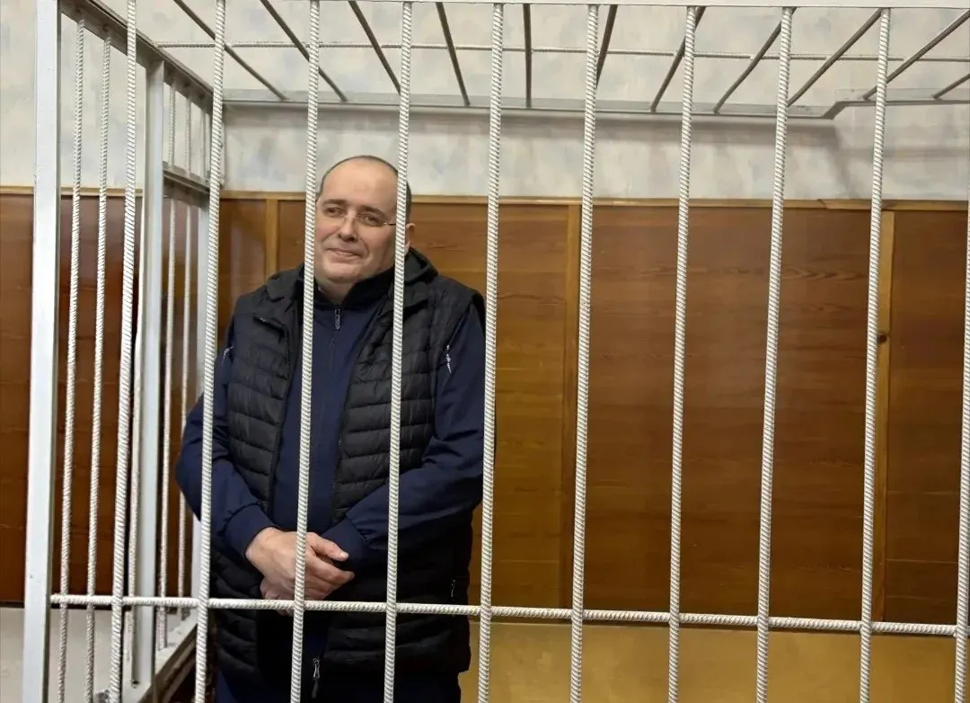 Бывший чиновник признан виновным в получении крупных взяток; суд вынес наказание в виде лишения свободы и штрафов, сумма которых учитывает предыдущие решения.