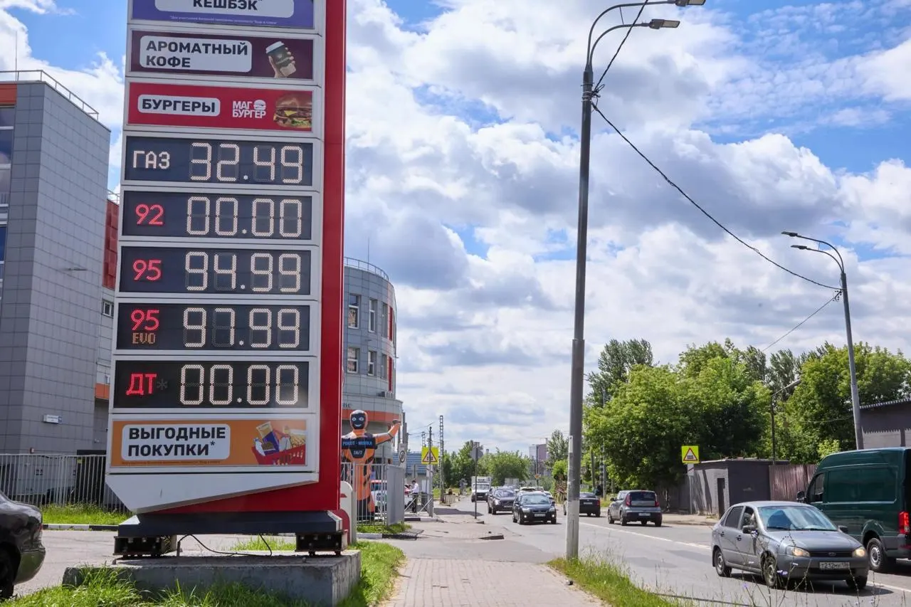 С начала кризиса на рынке топлива регулятор фиксирует рост числа обращений к продавцам: на фоне дефицита оптового рынка независимые АЗС оказываются в зоне внимания, в том числе и в Калмыкии.