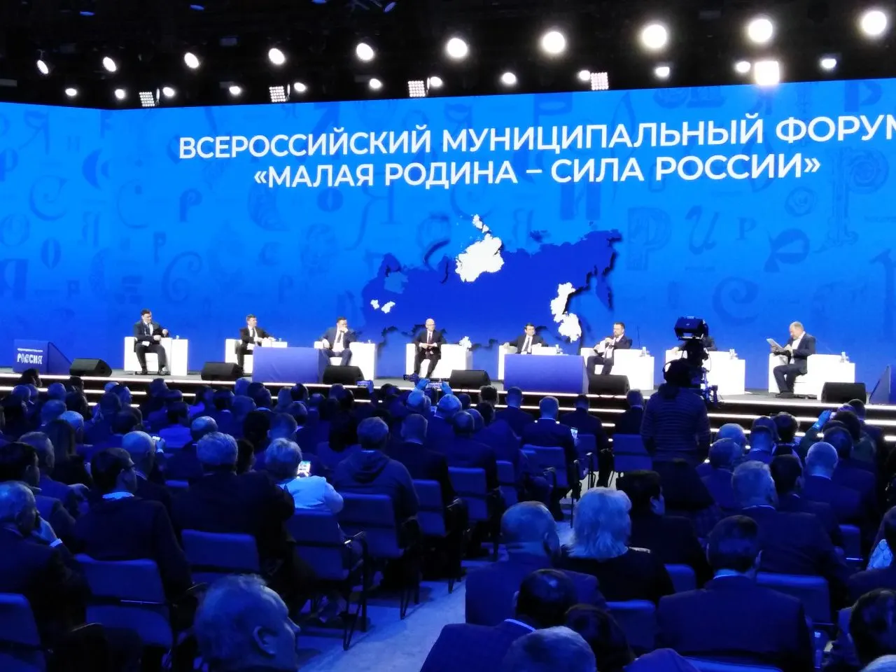 Указ устанавливает ежегодный форум и церемонию награждения для муниципального сообщества; ответственность за организацию возложена на Администрацию Президента и вовлеченные органы.