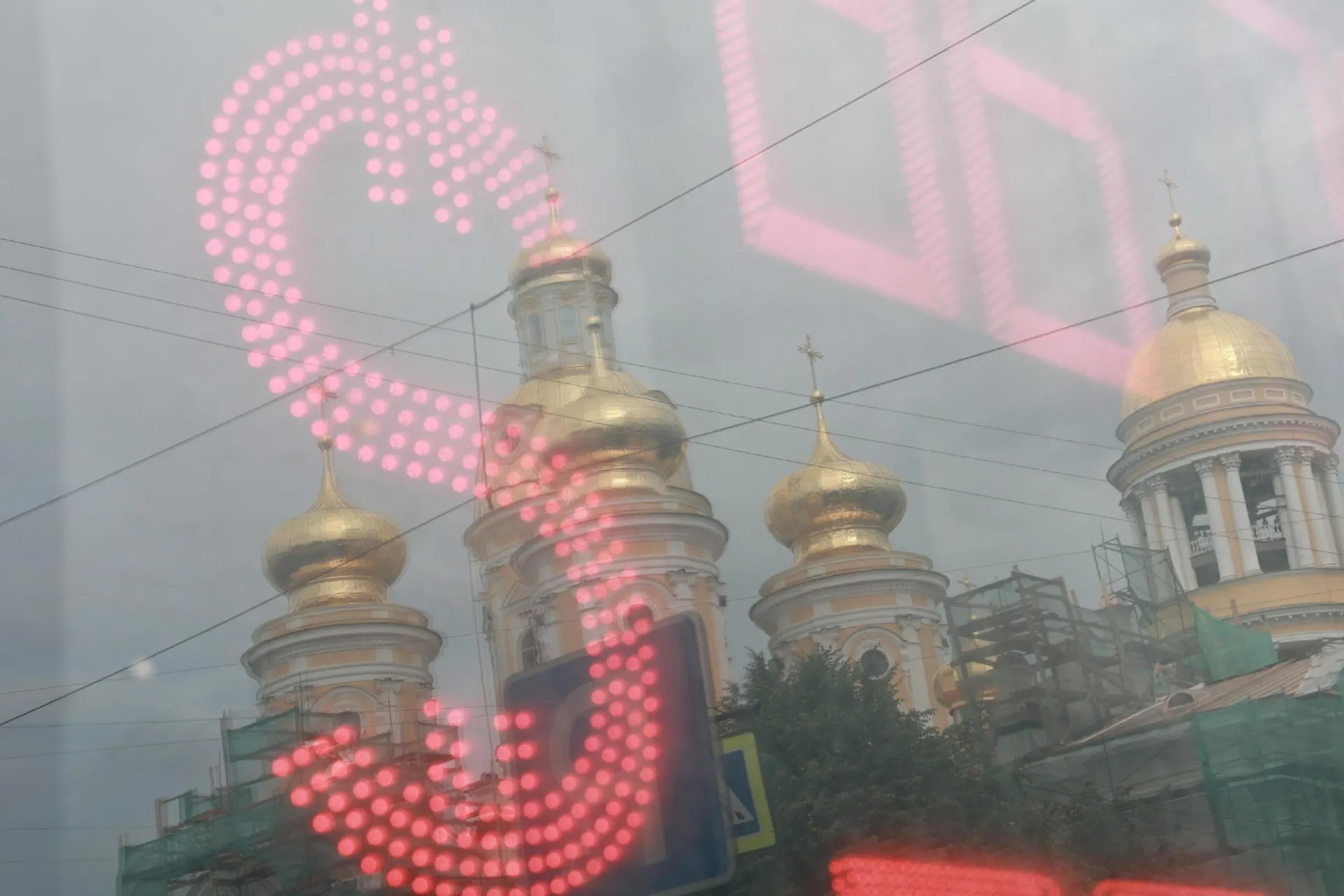 За лето рубль потерял четверть стоимости к доллару; эксперты объясняют, что будет дальше.