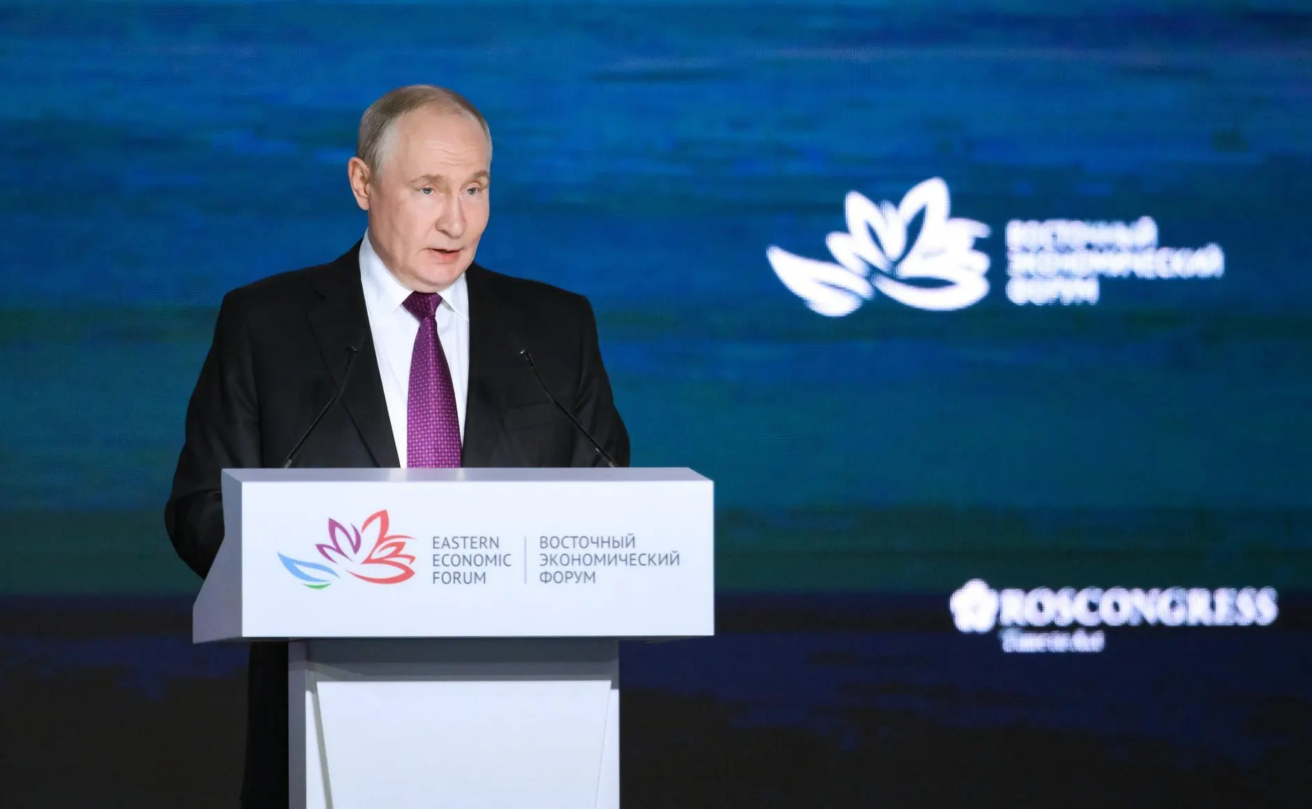 Путин на форуме отметил важность демографических вопросов и необходимость учитывать множественные факторы, влияющие на рождаемость; влияние военной операции не считается основным.
