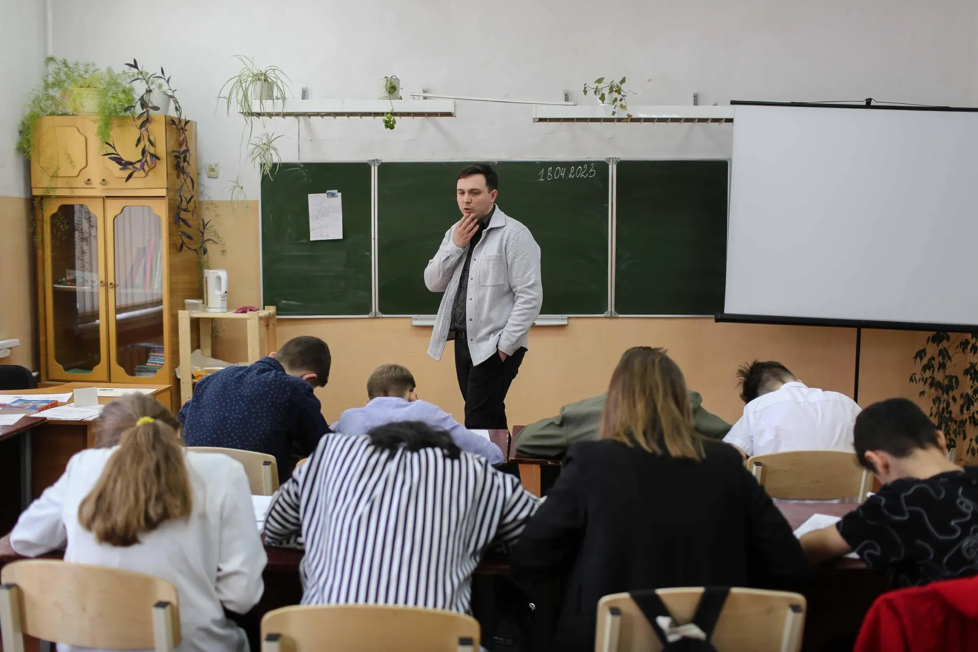 Министерство просвещения добавило в программу ещё один час истории, но мера коснется не всех учеников.