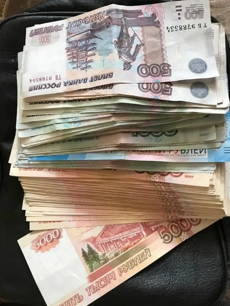 Инициатива предусматривает обязательную годовую премию, часто называемую 13-й зарплатой, с приоритетом для сотрудников бюджетной сферы.