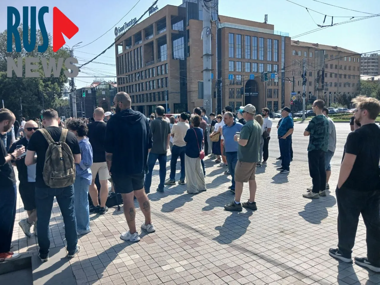 К полудню у посольства России в Ереване собрались свыше тысячи человек; рядом проходит митинг и речи активистов.