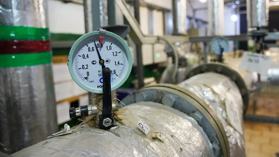 Десятки городов в разных регионах сталкиваются с отключениями тепла на фоне износа инфраструктуры и повышения тарифов на коммунальные услуги.