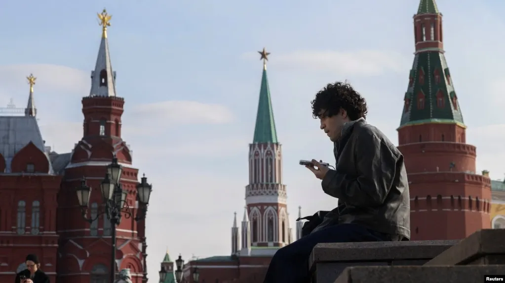 Госорган предложил законопроект об идентификации несовершеннолетних в соцсетях и ограничении времени онлайн до 14 лет.